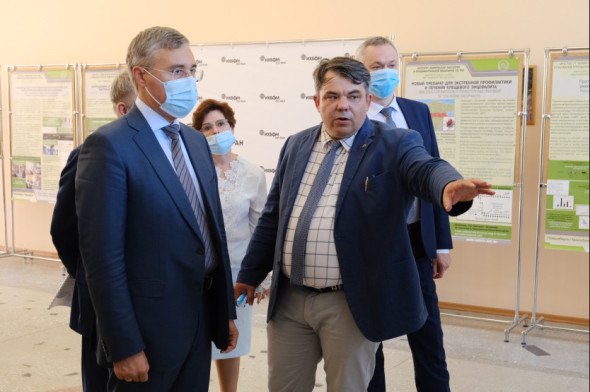 НГУ подобрали ректора среди замов министра науки РФ Ректором Новосибирского государственного университета НГУ назначен заместитель министра науки РФ Дмитрий Пышный Об этом объявил глава министерства Валерий Фальков Кандидатуру Пышного представил сам Фальков после чего наблюдательный совет НГУ рекомендовал министерству заключить с Пышным контракт Действующий ректор депутат заксобрания Михаил Федорук складывает полномочия По официальной версии из за достижения предельного возраста что не мешает другим чиновникам продолжать занимать руководящие должности Дмитрий Пышный родился в 1969 году Окончил факультет естественных наук НГУ работал в Институте химической биологии и фундаментальной медицины Сибирского отделения РАН где дошёл до директора В ноябре 2022 года его назначили заместителем министра науки и высшего образования РФ Подписаться Прислать новость Помочь бустами