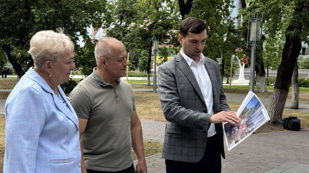 Масштабная реконструкция сквера Николая Машарова планируется в Тюмени Всего благоустроят 3 959 кв. м площади. В проект включено создание газона — 1810,59 кв.м, высадка 51 дерева и 101 кустарника. Устройство дорожек и площадок — 2148,41 кв.м. Установка освещения и малых архитектурных форм, а также системы дождевой канализации. Презентацию концепции представил руководитель управы Центрального округа Евгений Триль в сквере Машарова, где прошла встреча с представителями станкостроительного завода и ветеранами предприятия. Сквер станет точкой притяжения для горожан всех возрастов. Особое внимание уделим мнению ветеранов – их опыт поможет наполнить пространство смыслами — сообщил Евгений Триль Фото: управление Центрального административного округа