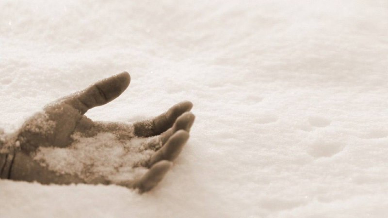 Жертвой аномальных морозов в Барнауле стал мужчина тело которого нашли на дороге Вчера 14 января напротив барнаульского педагогического колледжа было обнаружено тело мужчины По данным из соцсетей он замёрз насмерть Тело лежало приблизительно с 8 00 до 13 30 Водитель выезжавший из переулка заметил его и вызвал скорую Медики констатировали смерть после чего на место прибыли полицейские Разобравшись в обстоятельствах правоохранители передали труп мужчины специальной перевозке Официальной информации от силовых ведомств пока не поступало