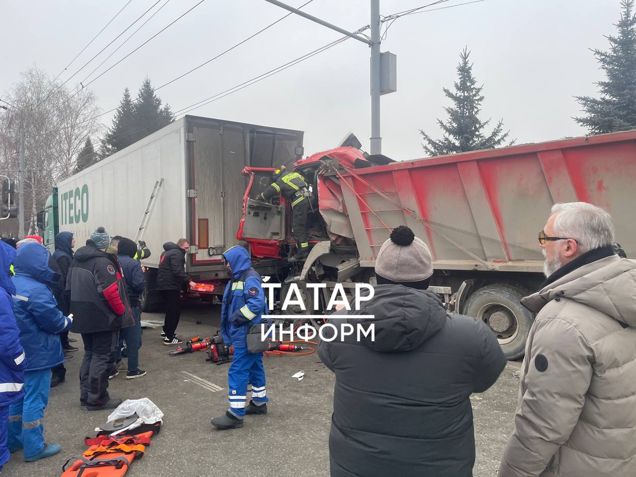 На Технической улице в Казани произошло ДТП  Как сообщают подписчики, сейчас спасатели извлекают водителя красного грузовика, он жив. Подробности случившегося уточняются.    Подпишитесь: