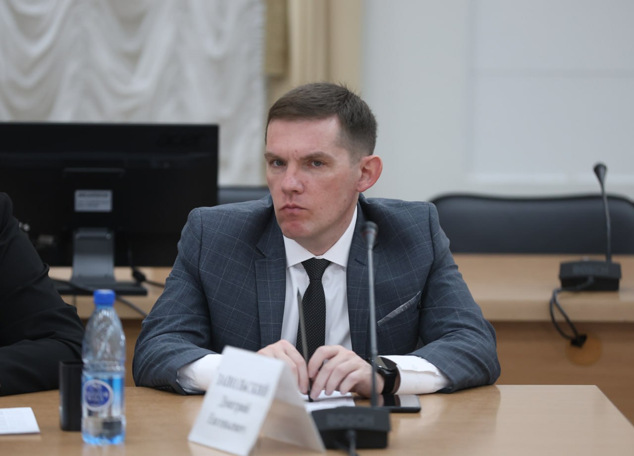Руководителем Департамента государственного имущества и земельных отношений Забайкальского края назначен Дмитрий Запольский Дмитрий Евгеньевич Запольский родился в городе Орёл Орловской области. Имеет высшее образование, окончил Орловскую региональную академию государственной службы по специальности государственное и муниципальное управление. Второе высшее образование получил в Воронежском экономико-правовом институте по специальности юриспруденция. Повышение квалификации получил в Российской академии народного хозяйства и государственной службы при президенте Российской Федерации. Трудовой путь начал в 2004 году ведущим специалистом в Территориальном управлении Федерального агентства по управлению федеральным имуществом по Орловской области. Далее в разные годы работал юристом. С 2017 по 2024 год трудился заместителем руководителя Департамента государственного имущества и земельных отношений Орловской области. С 2024 года занимал должность директора Южного филиала АО «Российский аукционный дом». Подписывайтесь: