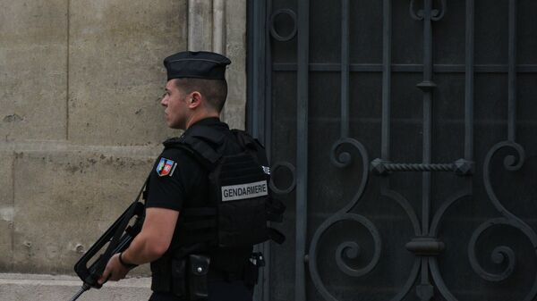 Полиция Франции задержала исламиста тяжело ранившего 10 человек Не менее 10 человек пострадали 5 ноября на французском острове Олерон в результате намеренного наезда автомобилем которым управлял джихадист Об этом сообщает газета le Figaro