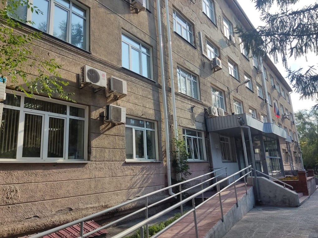 Замглавы земельного департамента мэрии Новосибирска отстранили от должности Заместителя начальника департамента земельных и имущественных отношений мэрии Новосибирска Вячеслава Зарубина временно отстранили от должности. Решение принял Центральный районный суд города 22 июля 2025 года. Чиновник подозревается в злоупотреблении должностными полномочиями ч. 3 ст. 285 УК РФ . В качестве меры пресечения ему избрали подписку о невыезде. Постановление суда пока не вступило в законную силу. Фото: Суды общей юрисдикции Новосибирской области
