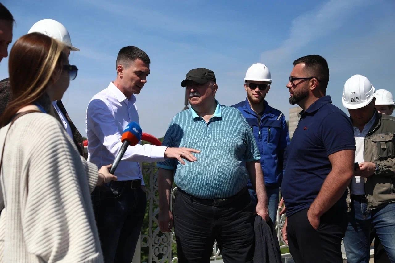 Сегодня подрядчик приступил к асфальтированию Октябрьского моста. В июле планируется изменение схемы движения автотранспорта.   Как сообщил мэр города Роман Маслов: «Автомобили поедут по новенькому асфальту, а подрядчик перейдёт работать на другую сторону».  #Череповец #КомандаФилимонова