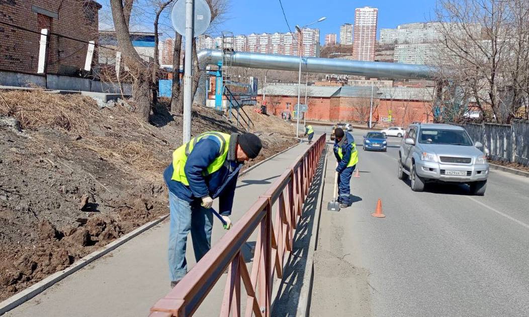 Городская служба продолжает наводить порядок на улицах Владивостока.   ⏺Каждый день бригады муниципального предприятия «СГТ» прометают тротуары, очищают прибордюрные и осевые полосы от наносов грунта и мусора, выполняют комплексные уборки, а также отмывают остановочные павильоны и переходы от граффити.   ⏺С начала этой недели специалисты навели порядок более чем на 22-х улицах Владивостока.    ⏺В списке улиц, на которых трудились бригады: Аллилуева, Университетский проспект, Калинина, Никифорова, Хабаровская, Октябрьская, Волжская, Крыгина и другие.  «Некоторые улицы требуют более серьезной уборки с привлечением крупной спецтехники. Такую уборку мы называем – комплексной. На этой неделе бригады дорожников очистили улицы Кирова, Жигура, Борисенко и проспект 100-летия Владивостока», – рассказали на предприятии.    ⏺Помимо уборки на дорогах, наша служба также прометает тротуары, подземные пешеходные переходы, остановочные карманы. А совместно с «Зеленым Владивостоком» вывозит ветки и бесхозные автомобильные покрышки.