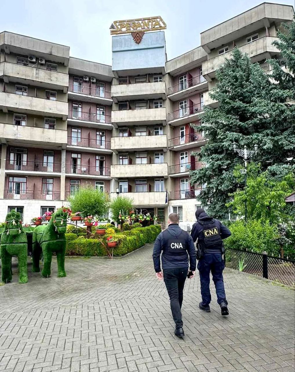 Директора и замдиректора центра Speranța задержали по делу о коррупции. Сотрудники НЦБК и кишинёвской прокуратуры задержали руководство реабилитационного центра для пожилых в Вадул-луй-Водэ и посредника по подозрению в вымогательстве, хищении и фальсификации тендеров.