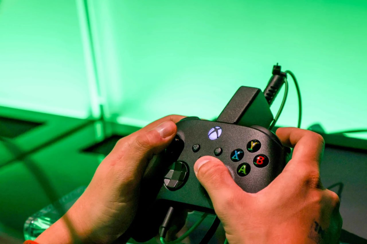 По данным Bloomberg руководство Microsoft поставило перед подразделением Xbox новую цель добиться рентабельности в 30 что значительно выше средних показателей по индустрии составляющих 17 22 Аналитики S P Global Market Intelligence отмечают что прибыльность Xbox за последние шесть лет колебалась в пределах 10 20 а планка в 30 достижима лишь в самые удачные годы даже для крупнейших издателей Именно это требование по информации инсайдеров стало причиной череды непопулярных решений роста цен на консоли подписку Game Pass и игры а также массовых увольнений и отмены проектов Ранее от команд Xbox не требовали конкретных финансовых показателей акцент делался на качестве игр Но с осени 2023 года финансовый директор Microsoft Эми Худ и её команда начали активнее контролировать игровое направление Теперь приоритет получают проекты с минимальными затратами и высокой коммерческой отдачей Источник также утверждает что аппаратное подразделение Xbox ждёт перестройка Президент компании Сара Бонд уже заявила что следующая консоль будет премиальным тщательно продуманным продуктом что намекает на смену курса После успешной эры Xbox 360 бренд теряет позиции неудачный старт Xbox One рост Game Pass и отказ от эксклюзивов снизили продажи игр Теперь по мнению аналитиков требуемая маржа в 30 может оказаться для Xbox практически недостижимой Гейминг championatgaming Подписывайся на Чемп Play