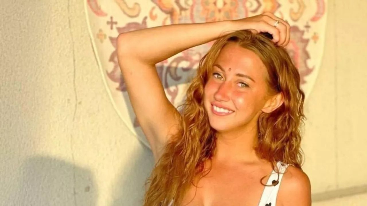 Россиянка Эрика Владыко которая дважды пропадала в Бангкоке а затем была задержана за незаконное пребывание в стране с просроченной визой будет депортирована из Таиланда в РФ 12 ноября Об этом ТАСС сообщили в консульском отделе посольства России в королевстве Уточняется что Владыко отправят в РФ прямым рейсом Бангкок Владивосток авиакомпании Аэрофлот Информацию о депортации 34 летней россиянки также подтвердили в иммиграционной полиции Таиланда Ранее заведующий консульским отделом посольства России в Таиланде Илья Ильин заявил что отправка Владыко на родину может задержаться из за того что она оказала физическое сопротивление офицерам иммиграционной полиции при аресте и в ее отношении за это завели уголовное дело вдобавок к нарушению визового режима Напомним что гражданка РФ проживала на острове Самуи в доме который достался ей в наследство от покойного отца