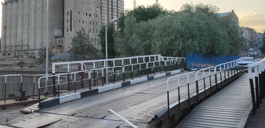 Из-за непогоды в Ростове перекрыли движение на Зелёный остров Жители и гости города не могут воспользоваться понтонным мостом с 11:00 21 мая. Это продлится до тех пор, пока погода не станет лучше. Однако машины, которые уже находятся на острове, смогут его покинуть. Ограничения связаны с ветровым нагоном воды, рассказали в администрации Ростова. Предложи нам новость