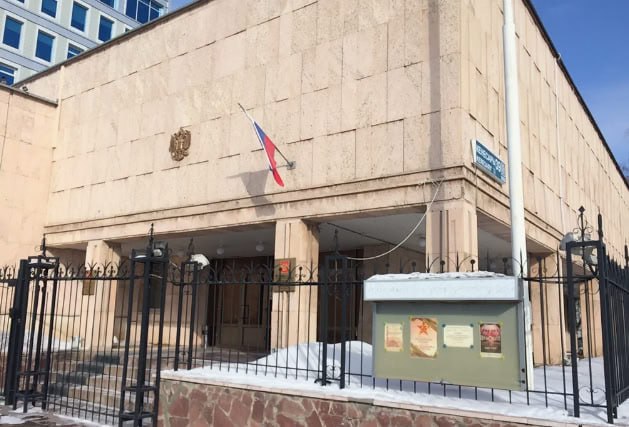 В Астане открыли первый в Казахстане центр по выдаче квалифицированной электронной подписи для граждан России В этом центре граждане РФ смогут получать КЭП которая позволяет дистанционно открывать счета в российских банках пользоваться сервисом Госуслуги заключать сделки с недвижимостью и совершать другие юридически значимые действия Подобные центры ранее открыли только в Армении Кыргызстане и Узбекистане Центр откроют по ул Кенесары д 39 в здании Русского дома kursivm kursiv news