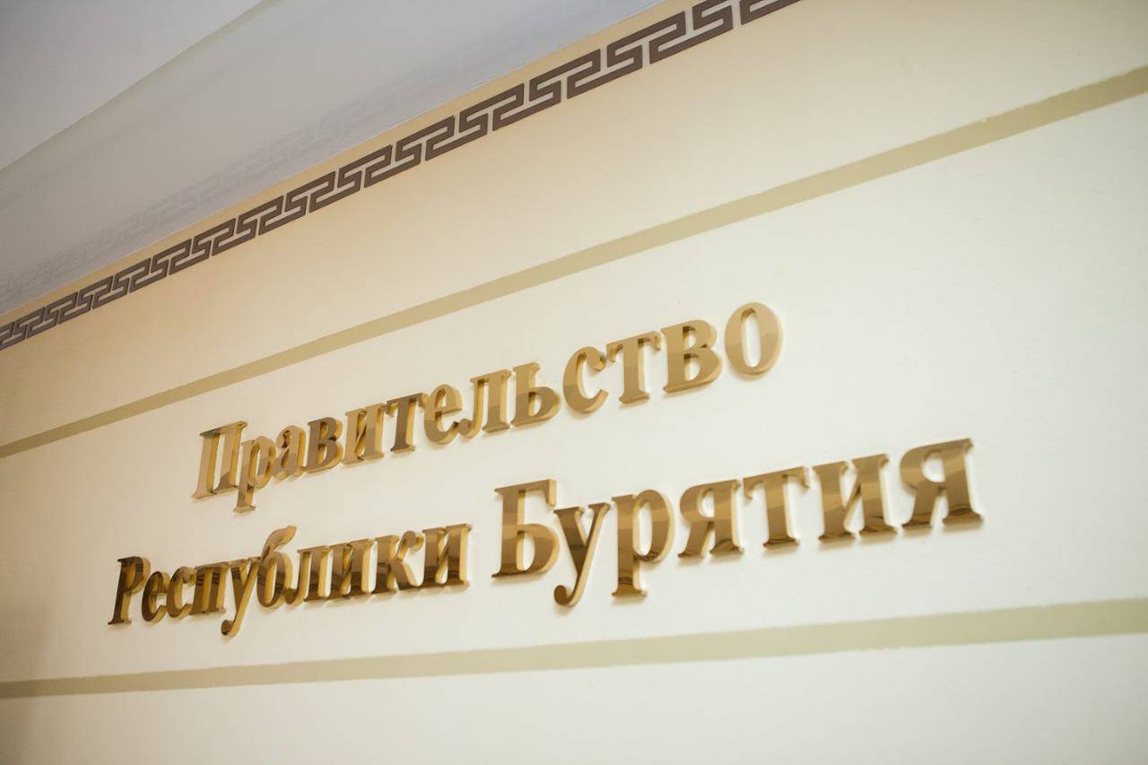 Ветераны СВО начали проходить стажировку в Правительстве Бурятии Пять ветеранов специальной военной операции выбрали местом для стажировки Администрацию Главы и Правительства Бурятии Основы госслужбы они познают в рамках программы Патриоты Бурятии Для каждого ветерана СВО определен наставник из числа руководящего состава Надо сказать что с обеих сторон установилась хорошая обратная связь уже есть интерес в последующем трудоустройстве сказала Анна Акчурина Замруководителя Администрации Главы и Правительства РБ Ветеран СВО участник программы Патриоты Бурятии Евгений Малушко отмечает что первая неделя стажировки уже дала очень большой объем информации знаний и практики Напомним всего участников программы 35 человек Ее основная цель предоставить возможности для реализации потенциала участников и ветеранов СВО в сфере государственного и муниципального управления