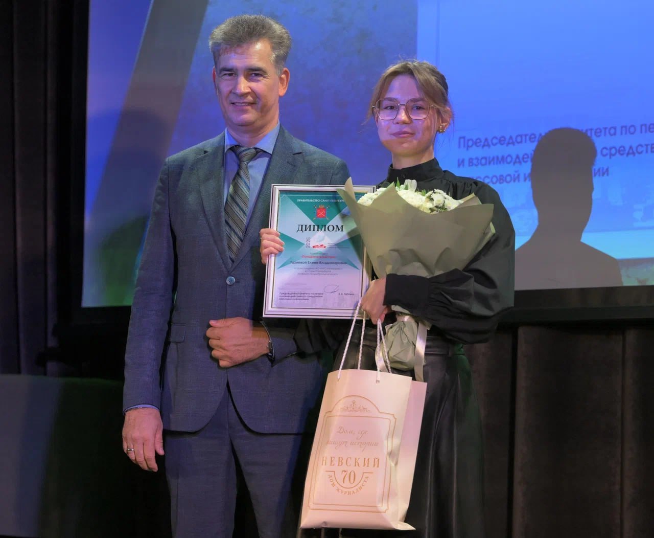 В Доме журналиста состоялась торжественная церемония вручения премий Правительства Санкт Петербурга в области журналистики за 2025 год На соискание премии было выдвинуто более 60 работ в 7 номинациях Лауреатами стали В номинации Лучший медийный проект года заместитель главного редактора газеты Деловой Петербург Антон Тарануха с проектом Разбор по кадрам в сетевом издании DP RU и газете Деловой Петербург В номинации Лучшая телепрограмма главный редактор директор ООО Телекомпания ТЕЛЕИНВЕСТ Сергей Почин за документально историческую программу Блокадная дорога через залив В номинации Лучшая радиопередача ведущая информационных программ радиоканала Эльдорадио Светлана Болдина за цикл радиопрограмм Цифровая азбука В номинации Лучшая публикация в городских печатных СМИ сотрудники газеты Санкт Петербургские ведомости обозреватель Дмитрий Прохоров и фотокорреспондент Мария Шерих Они стали авторами серии публикаций о реставрационных мастерских Государственного Русского музея В номинации Лучший медийный проект реализованный в сетевом издании главный редактор сетевого издания Мегабайт Алексей Итин за журналистскую работу Окей ИИ В номинации Лучший медийный проект реализованный информационным агентством генеральный директор РБК Петербург Евгений Зинин за медийный проект Архитектурно градостроительный форсайт РБК Петербург В номинации Лучшая публикация в детской юношеской и студенческой прессе главный редактор газеты Педагогические вести Александра Ходан за серию материалов под рубрикой Воля к победе Специальным призом Губернатора Санкт Петербурга в год 100 летия Зенита отмечен творческий коллектив АО Радио Зенит за проект Открытая студия Радио Зенит посвященный 40 летию первого чемпионства ФК Зенит Поощрительные дипломы и призы получили художественный руководитель телепроекта С верой в победу ГТРК Санкт Петербург Ирина Холмова генеральный директор медиапроекта Теледетки Жаклин Олейник корреспондент АО РИС Интерфакс в Санкт Петербурге Елена Тазиева за проект Серебряный возраст