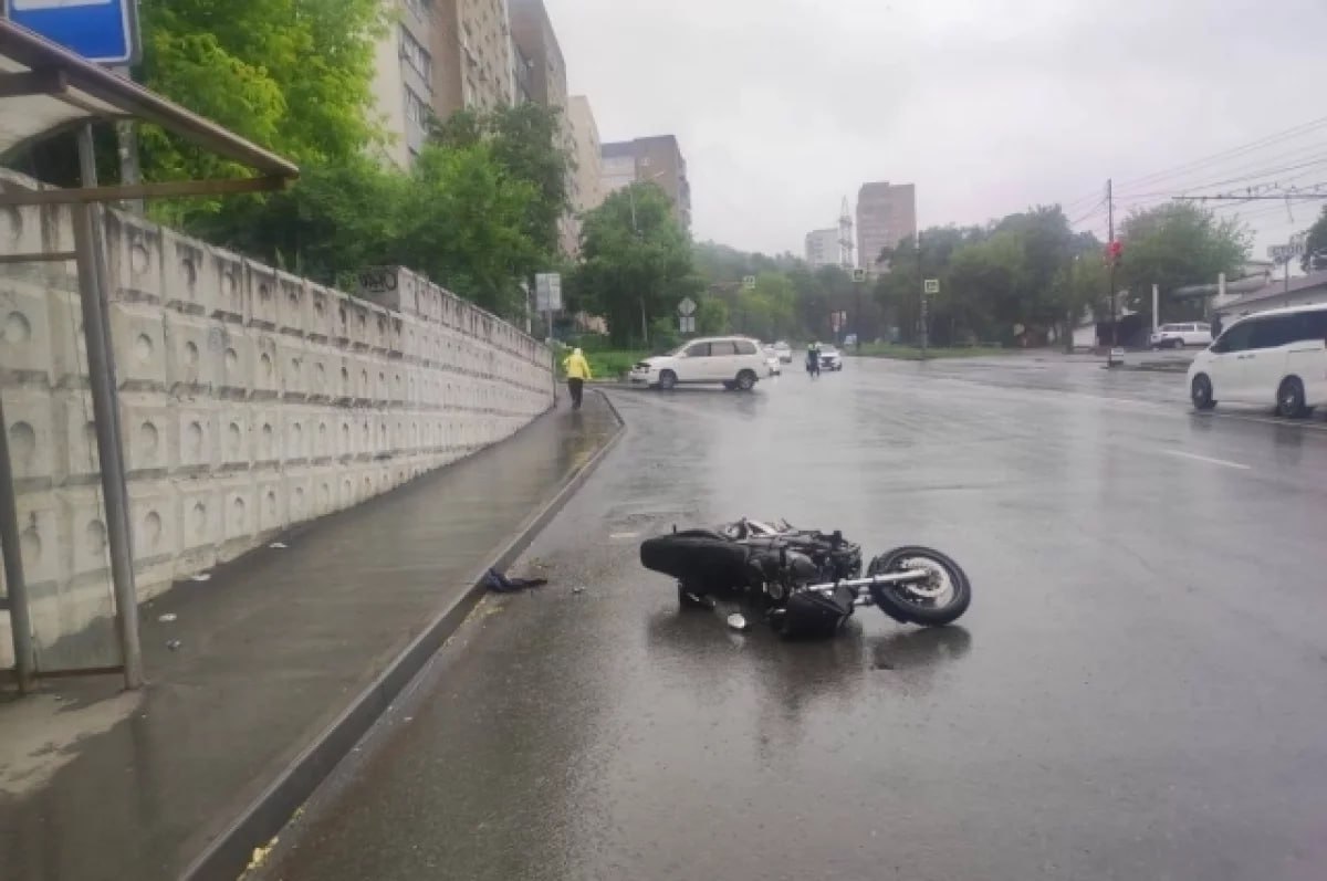 Мотоциклист получил тяжёлую травму в результате столкновения с автомобилем на улице Луговой во Владивостоке По данным Telegram-канала «Полиция Приморья», авария произошла в пятницу, 20 июня, в районе дома 35. Водитель Toyota Gaia, двигаясь со стороны улицы Горной, проехал на красный сигнал светофора и столкнулся с мотоциклом Yamaha XJR400. 42-летний водитель мотоцикла был госпитализирован с тяжёлой травмой ноги . Установлено, что у него отсутствует категория «А» в водительском удостоверении. Полиция проводит проверку обстоятельств происшествия. #Владивосток #ДТП #мотоциклист #новости #ПолицияПриморья подробней