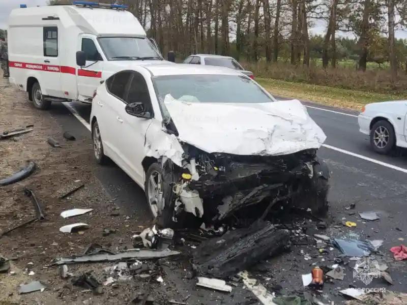 Жесткая авария с погибшими случилась сегодня утром на трассе Калуга Болхов Водитель Рено не справился с управлением вылетел на встречку и столкнулся с другой легковушкой После столкновения Рено перевернулось В результате погибли три человека происшествия orel smi Подпишись на канал ПЛАТИМ ЗА ЭКСКЛЮЗИВ