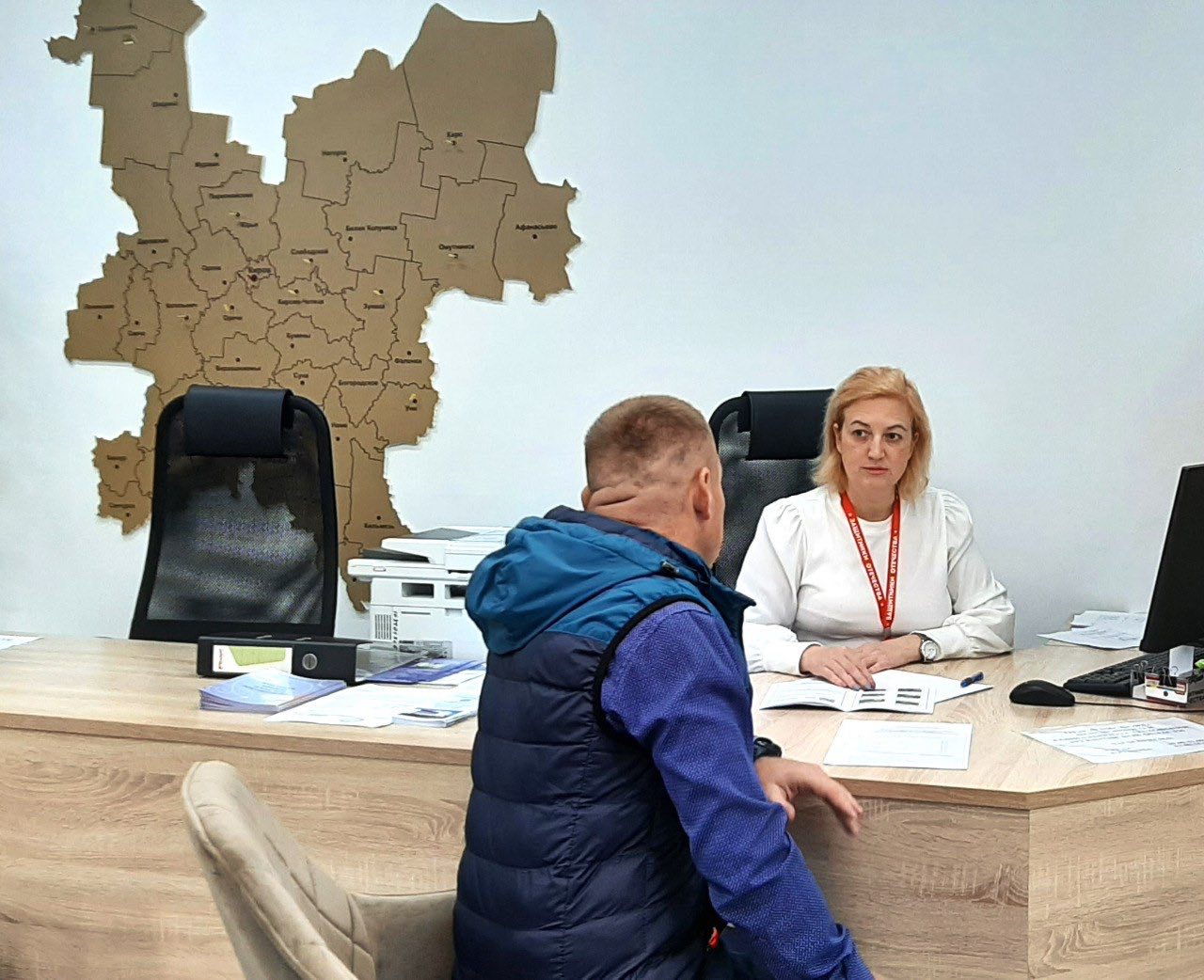 Более 400 ветеранов боевых действий трудоустроено в Кировской области. Эту работу ведут органы службы занятости совместно с работодателями, филиалом фонда «Защитники Отечества» Кировской области, общественной организацией ветеранов СВО. — Управление службы занятости совместно с Фондом ведет единый реестр вернувшихся участников СВО, обратившихся по вопросам трудоустройства. С каждым организована адресная работа, в том числе, консультирование на дому. Это позволяет выявить потребности в переобучении или повышении квалификации для дальнейшего трудоустройства, — рассказали в службе занятости. Для участников спецоперации предусмотрено несколько мер поддержки для трудоустройства, в том числе содействие в получении новой специальности или повышении квалификации в рамках нацпроекта «Кадры», финансовая помощь на открытие собственного дела. Кировская область