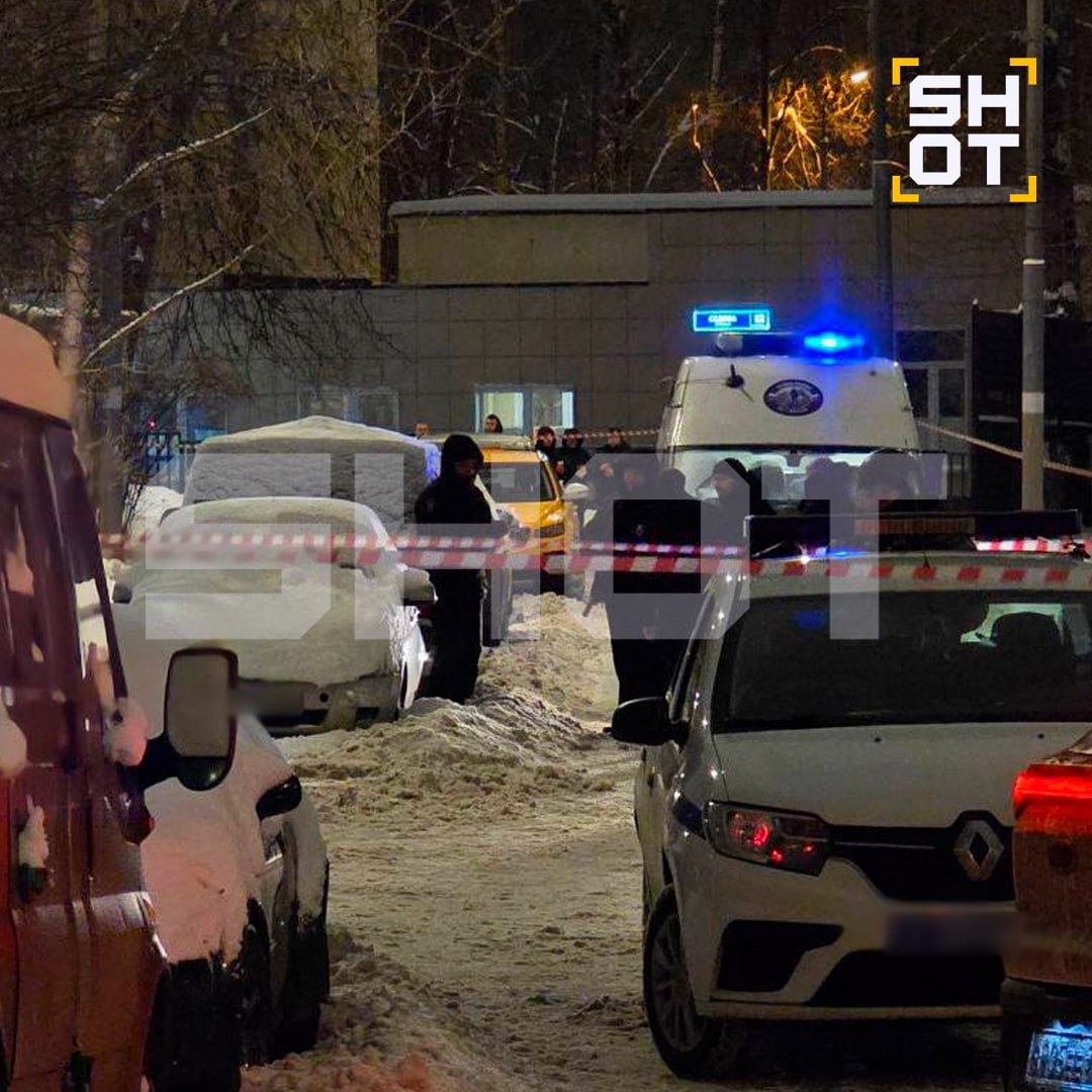 Кадры из Свиблово где обнаружили подозрительный автомобиль предположительно со взрывчаткой По данным SHOT заснеженная Lada Granta на которую указала собака кинолога принадлежит 58 летнему Вячеславу М Мужчина бывший ипэшник занимался розничной торговлей Сейчас он находится в Астрахани Автомобилем который увяз в сугробе давно не пользовались Двор оцепили на месте работают службы Местных жителей и прохожих отогнали от подозрительного авто UPD Взрывотехники проверили автомобиль опасность не подтвердилась Ещё больше новостей в MAX max ru shot