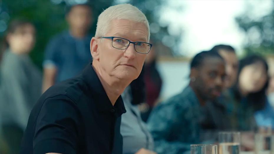 С сервера Apple массово приходят подозрительные письма Тим Кук нажал не на ту кнопку Мошенники начали рассылать письма оповещающие жертв о взломе аккаунтов либо несанционированных списаниях со счетов Все ссылки в письмах фишинговые а в строке отправитель числится адрес noreply email apple com то есть они приходят с серверов Apple Как это возможно Сама Apple тут ни при чем мошенники просто научились использовать один из ее экосистемных инструментов Чтобы пройти все фильтрацию почтовых фильтры они отправляют не просто email а приглашение для iCloud Calendar оно приложено к таким фишинговым письмам в виде файла с расширением ics Когда в календаре Apple создается событие и к нему приглашаются другие люди добавлением их email адресов сервер Apple автоматически рассылает эти приглашения используя заданное создателем описание мероприятия как тело письма В результате человек получает фишинговое письмо видит что оно якобы от Apple и переходит по фишинговым ссылкам iguides
