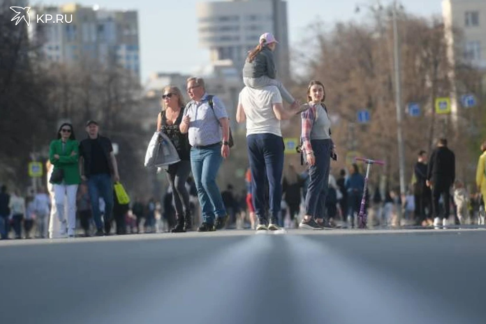 В двух районах Воронежской области зафиксировали увеличение населения  В Воронежстате сообщили о положительных демографических тенденциях в двух районах нашей области.  В Новоусманском районе население на начало 2025 года по сравнению с тем же периодом 2024-го увеличилось на 2,4%. Менее существенный рост отменили в Рамонском. Там жителей стало больше на 1,4 процента. В этих районах, находящихся рядом с Воронежем, в последнее время достаточно стремительно развивается инфраструктура и появляются перспективы трудоустройства.  При этом в других районах тенденция совершенно обратная – число местных жителей уменьшается. Совсем аховая ситуация в Терновском районе – там населения стало меньше на 2,2%. За ним по этому показателю следуют Аннинский  -1,9% , Кантемировский и Новохоперский  -1,6% в каждом  районы. Причины – естественная убыль населения и продолжающийся миграционный отток людей из сел.  В Воронеже жителей за год стало тоже, пусть ненамного, но меньше. Численность населения столицы Черноземья уменьшилась на 4 700 человек  0,4%  и составила 1 миллион 41 тысячу 700 жителей.  На начало 2025 года в Воронежской области зарегистрировали 2 миллиона 260 тысяч постоянных жителей.