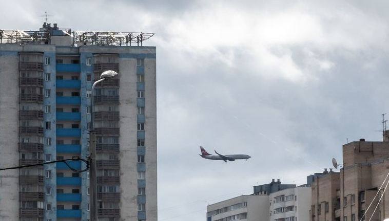 В 2025 году из бюджета Петербурга выделили 80 млн рублей на субсидии для авиаперевозчиков Об этом сообщил губернатор Александр Беглов Деньги пойдут на осуществление региональных пассажирских воздушных перевозок в салонах экономического класса в Северную столицу а также из неё С помощью средств субсидии авиаперевозчики смогут возместить недополученные доходы возникшие в связи с организацией авиаперевозок по субсидируемым маршрутам отметил глава города Петербургский аэропорт Пулково обслужил 9 7 млн пассажиров с января по июль 2025 года В 2024 году власти Петербурга направляли на субсидии региональным авиакомпаниям более 168 млн рублей Тихонов Михаил ДП Подписаться на DP RU