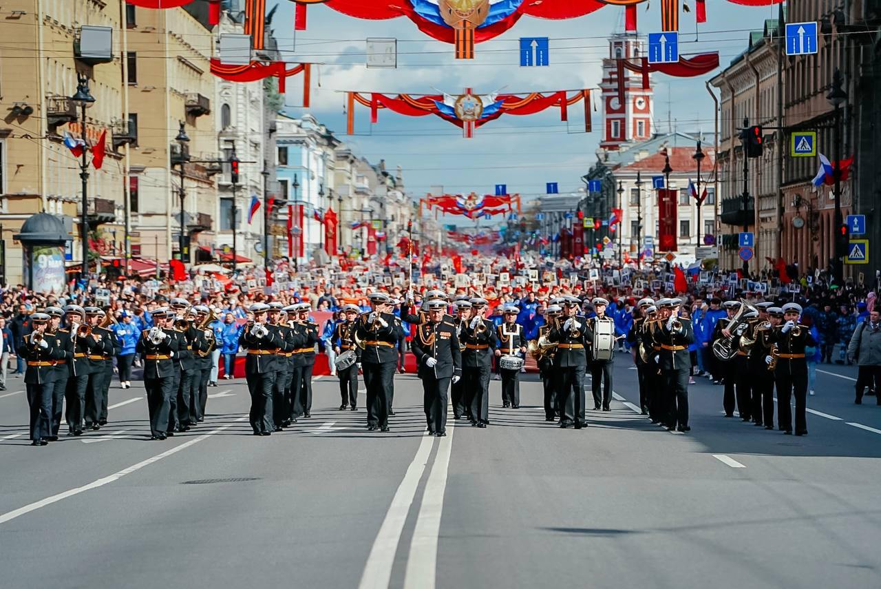 Власти Петербурга ожидают около 1 млн участников акции «Бессмертный полк» Власти Санкт-Петербурга ожидают, что в 2025 г. в акции «Бессмертный полк» примут участие около 1 млн человек. В этом году акция пройдет в очном и онлайн форматах, сообщили в пресс-службе администрации города. Шествие «Бессмертного полка» пройдет 9 мая по Невскому проспекту. Колонна будет формироваться от площади Александра Невского до пересечения с Суворовским проспектом с 11:00. Начало акции – в 14:00. Предполагается, что от Площади Восстания до Дворцовой площади колонна пройдет за один час. В онлайн-формате акция уже стартовала. До 6 мая все желающие могут отправить данные о своих родственниках, принимавших участие в Великой Отечественной войне, на онлайн-ресурс «Бессмертный полк 2025». Виртуальное шествие будет транслироваться на медиаэкранах города и в социальных сетях. : Пресс-служба правительства Санкт-Петербурга Подпишитесь на «Ведомости Северо-Запад»
