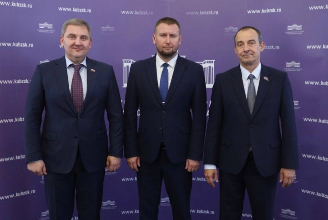 Глава кубанского парламента провел встречу с председателем Народного Совета ЛНР Руководитель кубанского парламента Юрий Бурлачко провел сегодня рабочую встречу с председателем Народного Совета Луганской Народной Республики ЛНР Денисом Мирошниченко Делегация республики находится с трехдневным визитом на Кубани по приглашению депутата Государственной Думы Дмитрия Ламейкина Он также стал участником встречи руководителей представительных органов двух субъектов В ходе беседы стороны обсудили аспекты делового и гуманитарного сотрудничества Фото Олег Сергеев rgkuban