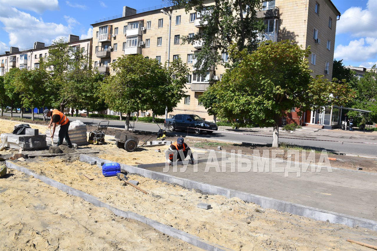Работы на Аллее Дружбы ведутся в заданном темпе К строительным работам на Аллее Дружбы в Краснодоне подрядная организация ООО «Арт-Строй» приступила 1 марта текущего года. За это время специалисты выполнили демонтаж старого дорожного покрытия, вывезли строительный мусор, после чего смонтировали каркас упорной стенки, забетонировали фундамент под опоры освещения. Сейчас строители приступили к очередному этапу – укладке тротуарной плитки. Глава Краснодонского муниципального округа Сергей Козенко проинспектировал ход работ. «Работы ведутся в плановом режиме, темп выдерживается. Сдача объекта запланирована на конец августа – начало сентября. Уверен, что к этому времени работы будут завершены и у краснодонцев появится новая благоустроенная зона отдыха», - поделился Сергей Козенко. Вконтакте Одноклаcсники