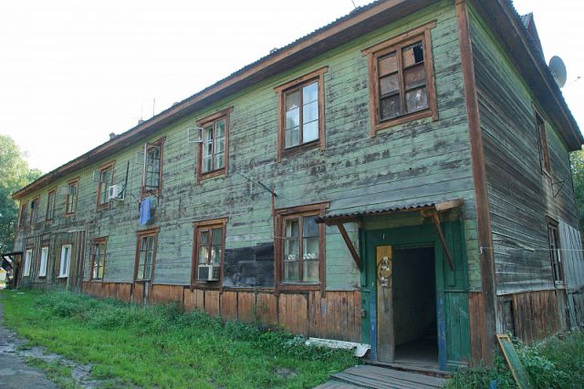 «Заброшку» на улице Владивостокской в Хабаровске обнесут забором Несколько лет назад дом на улице Владивостокской был признан аварийным и расселен. Доступ к зданию не перекрыли, из-за чего оно стало местом притяжения для маргиналов и подростков. Прокуратура Центрального района Хабаровска провела по данному факту проверку. Мэру города было внесено представление, однако аварийный дом так и не огородили. Надзорное ведомство обратилось в суд. «В суд направлено исковое заявление о возложении на администрацию города обязанности ограничить доступ к опасному объекту. В настоящее время органом местного самоуправления проводятся мероприятия, направленные на снос аварийного дома», – сообщили в телеграм-канале прокуратуры города. Будь в курсе событий.
