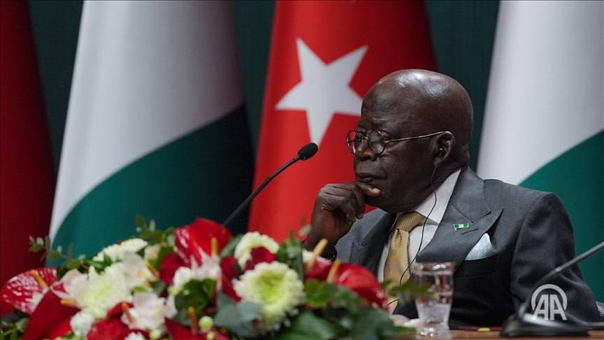 Президент Нигерии Тинубу выступил на совместной пресс конференции после встречи с президентом Реджепом Тайипом Эрдоганом в Анкаре Мы убедились что готовы действовать вместе с Турцией и совместно обеспечить стабильность Мы обсудили торговлю предотвращение двойного налогообложения устранение ряда препятствий Мы увидели что готовы работать вместе и совместно создавать благосостояние Мы обсудили в частности возможный вклад в стабильность и мир на африканском континенте Нигерия страна расположенная в самом сердце континента Мы страна окруженная трудностями испытаниями и нестабильностью Мы приняли к сведению ваши замечания по поводу Сомали Вы можете доверять мне в этом вопросе Я хочу еще раз подчеркнуть что вы можете полностью доверять нашей приверженности демократии свободам и стабильности и благодарю вас за это