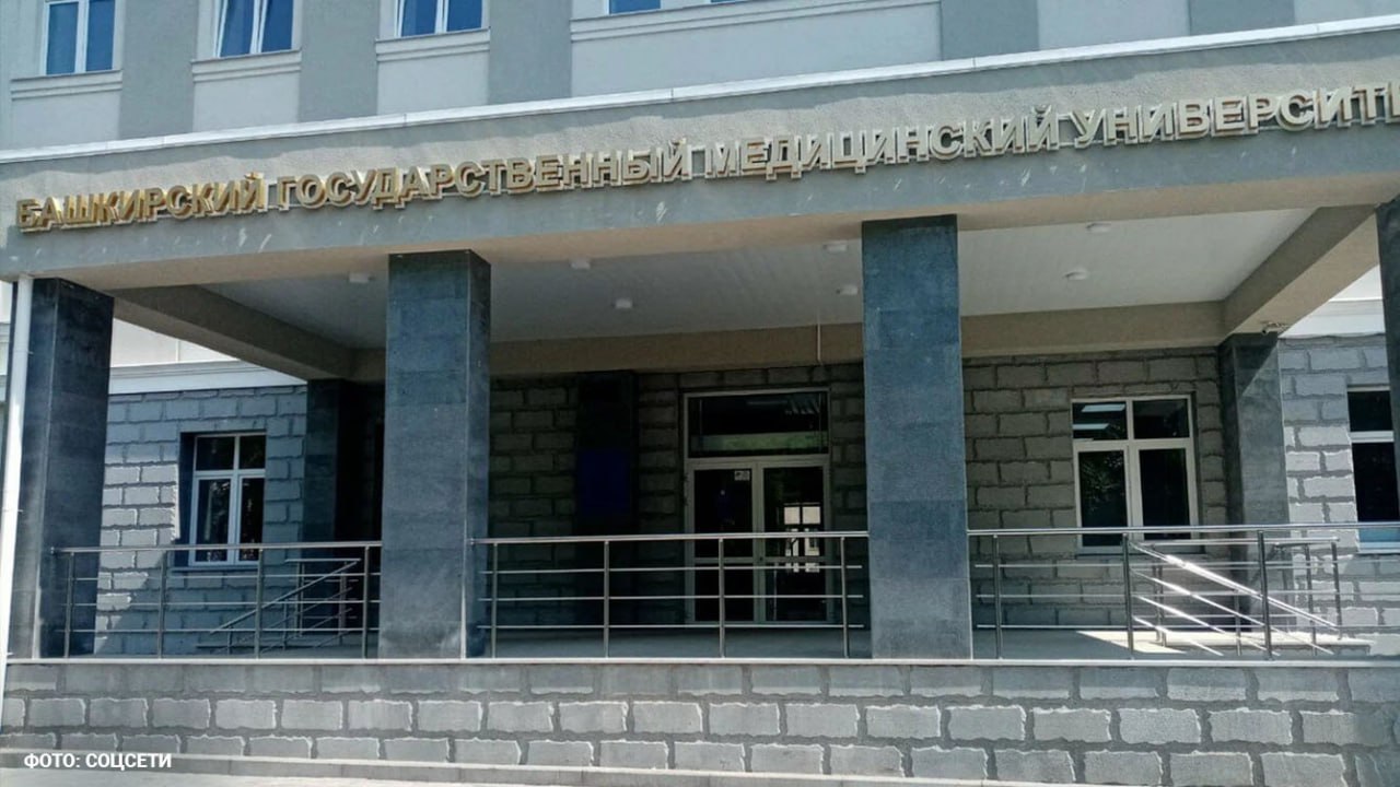 Неадекват с ножом ворвался в общежитие мединститута в Уфе Шесть человек ранены среди них ребенок и полицейский По нашей информации среди пострадавших есть один ребёнок Три человека госпитализированы в ГКБ 10 двое из них в тяжёлом состоянии один в среднем Ещё двоих средних отправили в ГКБ 18 а ребёнка в ГДКБ 17 он также в состоянии средней степени тяжести Нападавший уже задержан Его мотивы выясняют Раненым оказывают медицинскую помощь Это уже 5 нападение с оружием на этой неделе Есть интересная новость Присылайте нам  Краснодар Сегодня   канал в MAX ПРИСЛАТЬ НОВОСТЬ