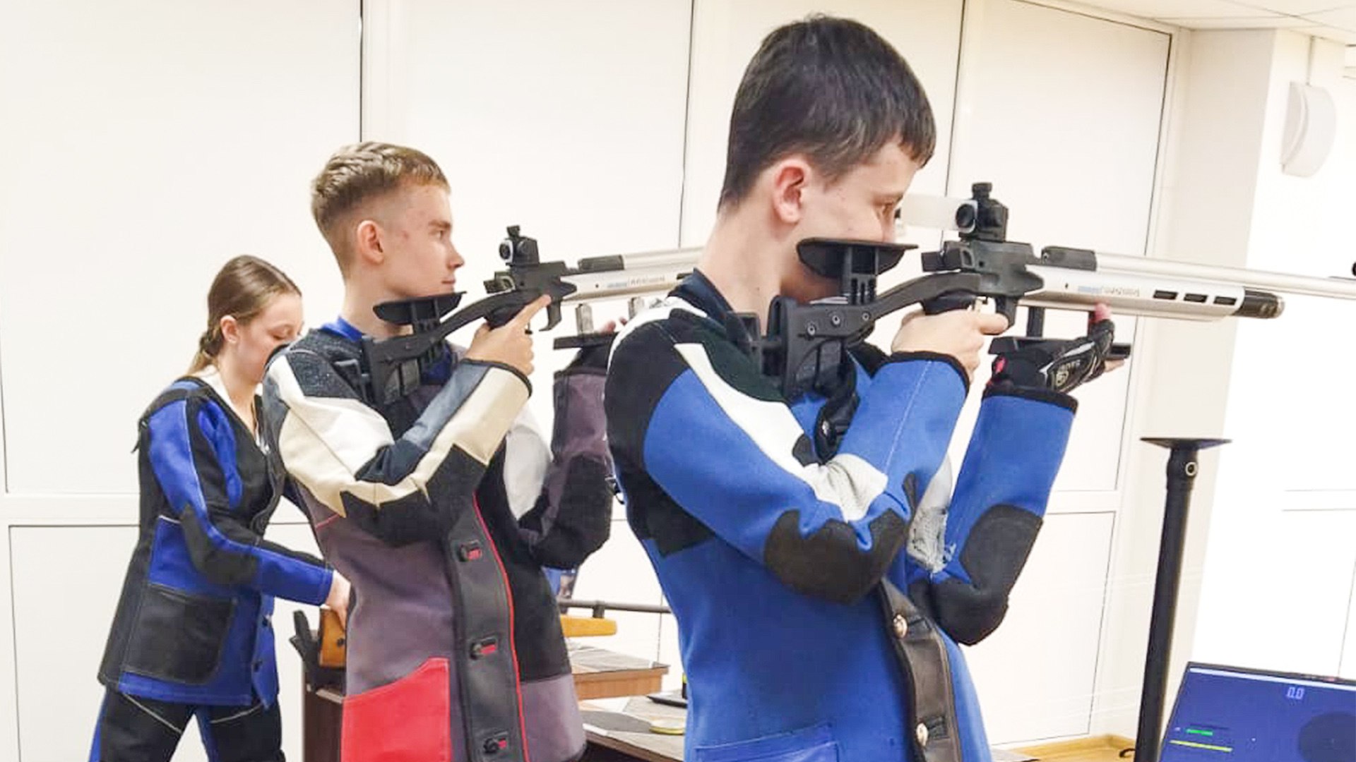 Комсомольские стрелки взяли медали краевых соревнований В конце октября прошло первенство Хабаровского края по пулевой стрельбе среди юношей и девушек до 19 лет Отличные результаты на нём показали спортсмены СШОР 1 Победителями стали Арсений Назаренко Данил Рябинкин и Андрей Шрамко У Елены Курочкиной первое и второе места в разных упражнениях Серебро взяли Кирилл Якимов и Таисия Пономарёва а Иван Полосой стал третьим Также в Хабаровске прошли краевые соревнования по пулевой стрельбе среди мужчин и женщин Там Елена Курочкина и Андрей Шрамко взяли по серебру и бронзе вторым стал Данил Рябинкин третьим Арсений Назаренко Тренеры спортсменов Татьяна Кузнецова и Ирина Спирова Komcity в Max