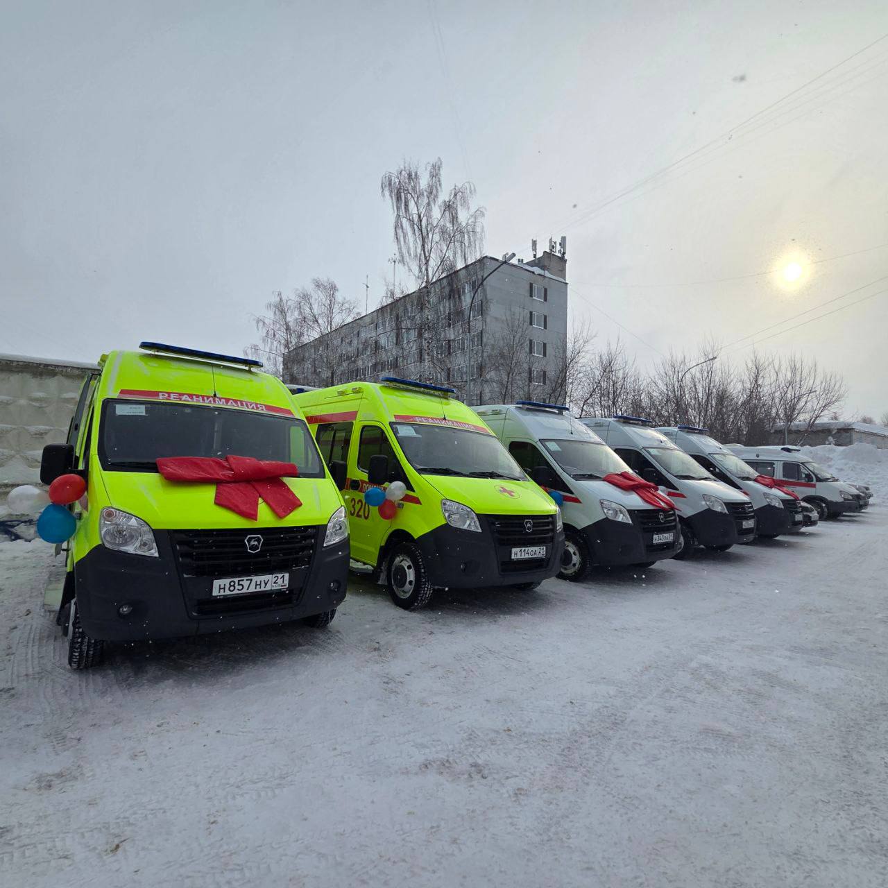 Автопарк скорой помощи Чувашии пополнился пятью новыми машинами Ключи от новых автомобилей вручил вице премьер Правительства Чувашии Владимир Степанов Две из пяти новых машин принадлежат классу С Они идеально приспособлены для перевозки пациентов и выполнения экстренных медицинских задач Каждая машина оснащена современным медицинским оборудованием а реанимобили в том числе высокотехнологичным превращающим его в настоящее мобильное отделение интенсивной терапии непосредственно на месте происшествия или во время транспортировки пациента в стационар За последние пять лет по распоряжению Правительства РФ автопарк скорой помощи региона пополнился 49 автомобилями еще 19 машин за этот же период приобретены благодаря поддержке Главы Чувашии Олега Николаева из республиканского бюджета