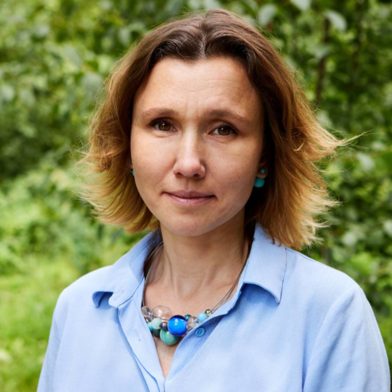 Екатеринбургская правозащитница Вера Мангилева обвиняется в дискредитации армии Сотрудники встретили Веру сразу после заседания в Свердловском областном суде где она защищала Татьяну Колегову которая участвовала в пикете против строительства мусорного полигона в Сысерти При выходе меня встретил майор полиции и пригласил в отдел полиции 9 для составления протокола по статье о дискредитации Вооружённых сил России На мой вопрос откуда он знал что я буду в это время в суде сослался на тайну написала Мангилева в своем Telegram канале Вера Мангилева предполагает что это может быть связано с её предвыборной кампанией в городскую думу от партии Яблоко программа которой была направлена на мир Возможно причиной стали предвыборные материалы или публикации в её Telegram канале Новости Екб тут SvetEKB