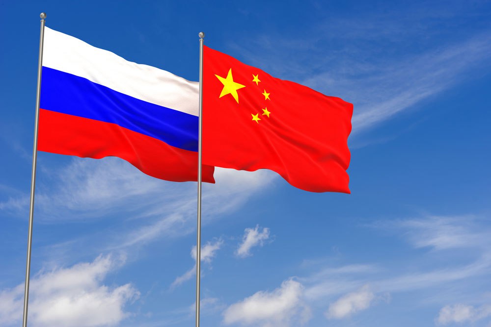 РОССИЙСКО-КИТАЙСКИЙ БИЗНЕС КОМПАНИЯ ИЗ КНР "СТРОЙДОМКОМФОРТ" ГОТОВА РЕАЛИЗОВАТЬ ПРОЕКТЫ НА САХАЛИНЕ Инвесторы из Китая предложили реализовать на Сахалине несколько крупных проектов, о чём они сообщили на встрече с губернатором Валерием Лимаренко в рамках российско-китайского бизнес-форума. Среди предложений — создание центров по производству беспилотных летательных аппаратов БПЛА , а также возведение тепличного комплекса для выращивания овощей, фруктов и ягод. Кроме того, китайские инвесторы предложили построить торгово-развлекательный комплекс "Шелковый путь" в Южно-Сахалинске. "Тема перспективная для нашего региона. Мы используем беспилотные технологии в народном хозяйстве и в интересах людей. Следим за лесными пожарами и свалками, ищем пропавших людей. У нас работает беспилотная авиакомпания и создан первый в России дронопорт", - отметил на встрече Лимаренко. Фото: Российская газета #аврорамедиа_россия Telegram-экосистема АВРОРА МЕДИА МЕДИА НОВОСТИ РЕГИОН ЛАЙФ СПОРТ ГЕРЛЗ ХАЙТЕК ПЕРСОНЫ ИНСАЙД КРИМИНАЛ МОЛОДОСТЬ LIVE АВРОРА МЕДИА YOUTUBE RUTUBE