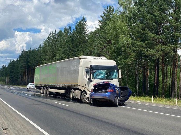 Смертельная авария произошла на автодороге Р-255 в районе поселка Вознесенский Нижнеудинского района. Предварительно установлено, что водитель автомобиля «Kia Rio», при совершении обгона грузовика «DAF» допустил столкновение с большегрузом, не справился с управлением транспортного средства и допустил лобовое столкновение с движущимися во встречном направлении грузовиком «Dongfeng». Водитель и два пассажира автомобиля «Kia Rio», в том числе несовершеннолетний ребенок, погибли на месте происшествия до прибытия скорой медицинской помощи. Водители грузовиков не пострадали. Сотрудники Госавтоинспекции призывают водителей не пренебрегать правилами дорожного движения, выбирать безопасный скоростной режим, обеспечивающий постоянный контроль за транспортным средством.