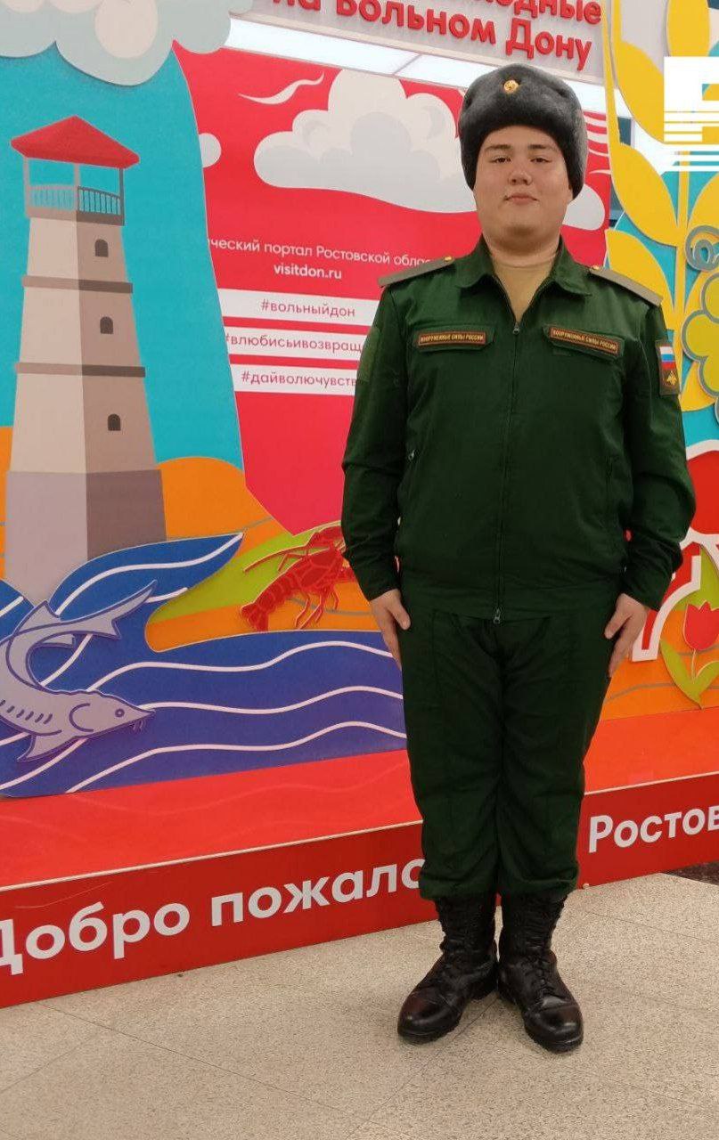 Под Санкт-Петербургом один срочник погиб и двое пострадали на учениях: они устанавливали макеты антенн рядом с ЛЭП и получили удар током  21-летний Валерий Пукас  на фото  служил в Кронштадте. 25 июня он вместе с сослуживцами поехал на учения в поля в окрестностях города. Срочников сопровождали офицеры: старший лейтенант Артём К. и старший сержант Максим М. Спустя два дня родителям Валерия сообщили, что он погиб из-за «нарушения техники безопасности».