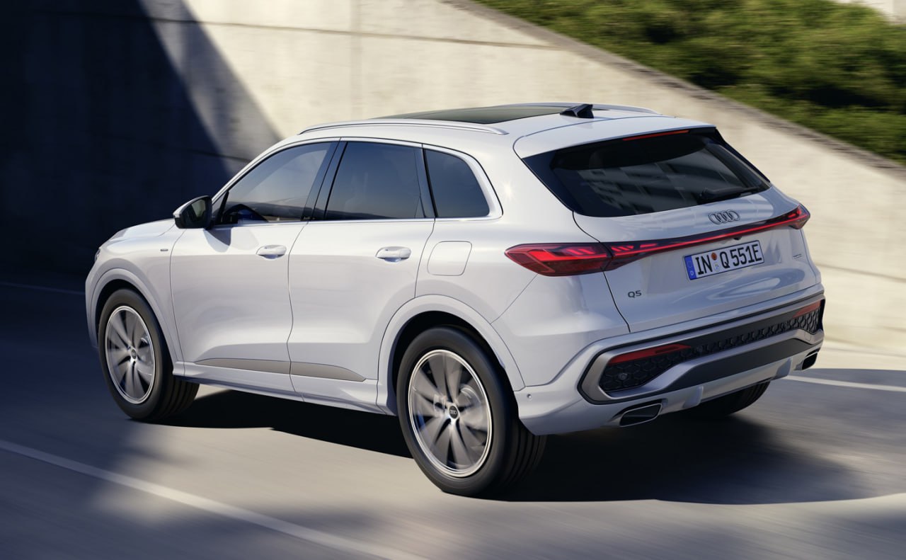 Audi Q5 третьего поколения получил подзаряжаемые гибриды e-hybrid Они оснащены бензиновым турбомотором 2.0 TFSI и электромотором, встроенным в 7-ступенчатый «робот» S tronic. Доступны два варианта мощности — 299 и 367 л.с. Оба оснащены тяговой батареей на 20,7 кВт·ч всего 25,9 кВт·ч , установленной под полом багажника. В Германии цены на Q5 e-hybrid начинаются от 63 400 евро ~5,79 млн руб. .