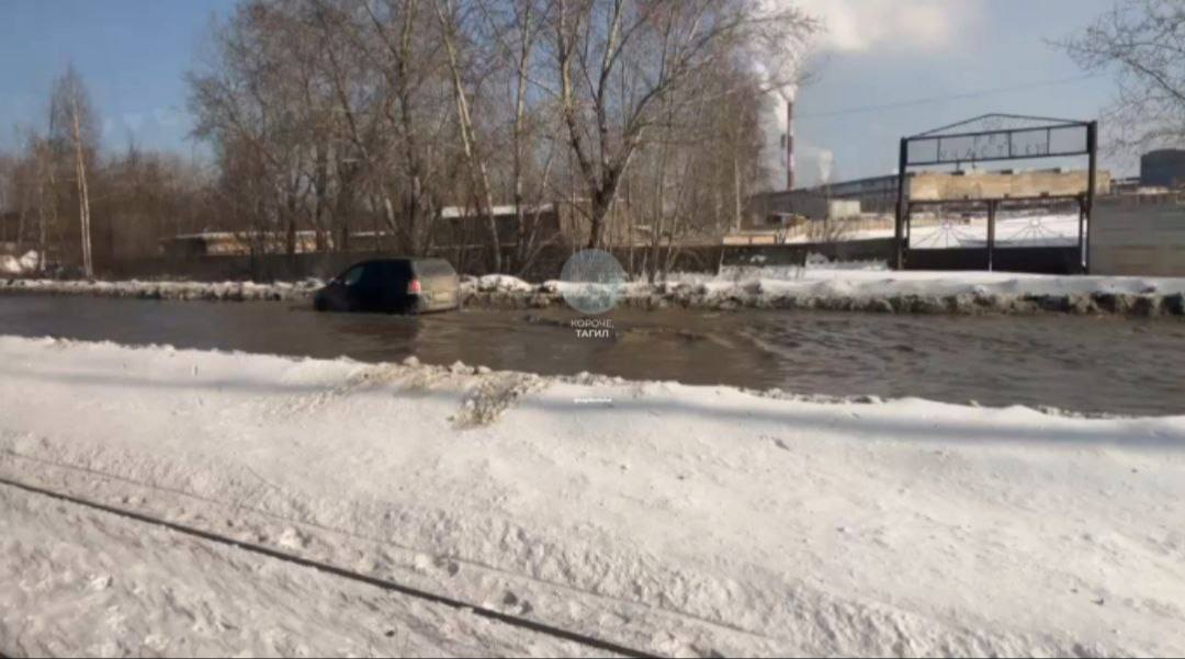 Холодная вода разлилась по Северному шоссе - движение общественного транспорта в сторону Северного поселка остановлено!  Утечка случилась 20 февраля около 13:00 на водоводе в районе дома на Северном шоссе, 9а, передает мэрия Тагила. На место выехала аварийная бригада.  Временно не ездят маршруты №61, №58.   tg-канал «Короче, Тагил»   Сообщить новость:     Наш сайт   Новостная телега