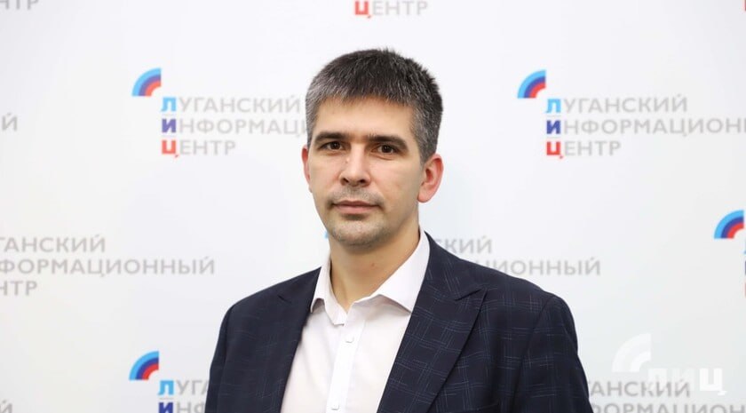 Более 30 организаций системы спортивной подготовки в ЛНР получат поддержку в рамках программы «Развитие физической культуры и спорта». Об этом в ходе правительственного часа в Народном Совете сообщил министр спорта ЛНР Олег Шеренешев.  «В рамках Государственной программы Российской Федерации „Развитие физической культуры и спорта“ в 2025 году предусмотрены субсидии некапитального характера: на оснащение шести спортивных организаций новым спортивным оборудованием и инвентарем на сумму 50,5 миллионов рублей и на адресную финансовую поддержку 30 организаций, входящих в систему спортивной подготовки на сумму 23,3 миллионов рублей», — сказал глава министерства.