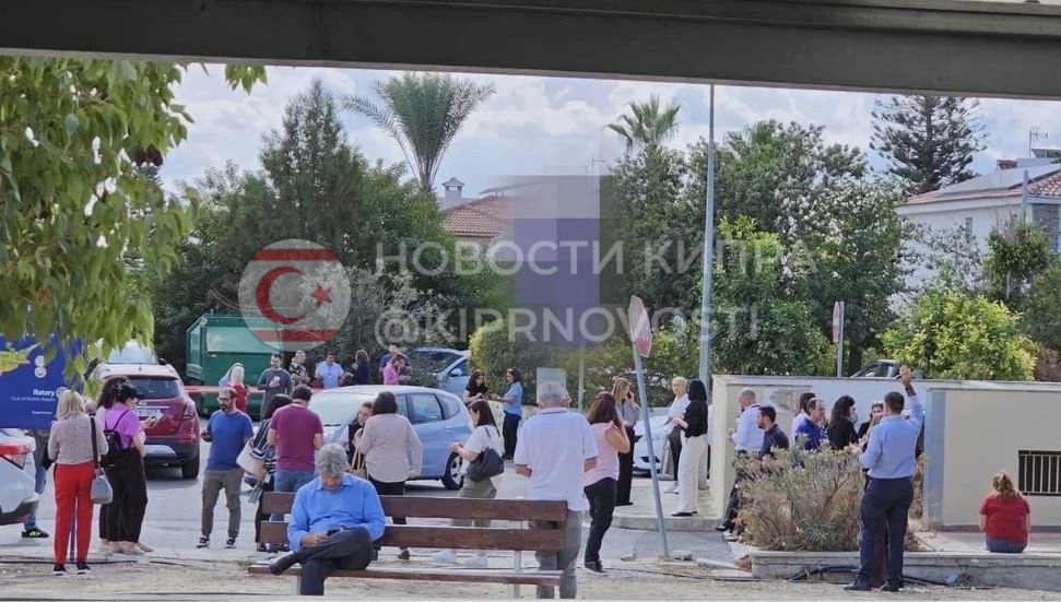 ЗЕМЛЕТРЯСЕНИЕ У ПОБЕРЕЖЬЯ ПАФОСА ВЫЗВАЛО ПАНИКУ НА ЮЖНОМ КИПРЕ Согласно сообщениям греческих СМИ у побережья Пафоса примерно в 20 километрах от берега около 11 30 произошло землетрясение магнитудой от 5 2 до 5 7 Подземные толчки вызвали панику среди жителей особенно в самом Пафосе где люди в спешке выбежали на улицы По данным Европейского средиземноморского сейсмологического центра EMSC эпицентр землетрясения находился на глубине около 23 7 километра После основного толчка были зафиксированы несколько афтершоков самый сильный из которых достиг магнитуды 4 7 Сообщается что землетрясение ощущалось по всему Южному Кипру В Лефкоше из соображений безопасности эвакуировали два здания в районе Eğlence а в некоторых районах возникли перебои со связью Подписывайся на KiprNovosti Следим за новостями Северного Кипра