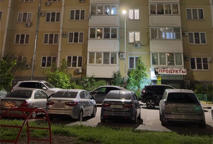 В Новороссийске с 14-го этажа скинули камень на машину: есть пострадавший Анапское шоссе 39в. 13.05.25 с 14 этажа в 11 м часу вечера бросили камень с окна. Попали в машину Фольцваген Таурег. Разбили лобовое стекло. В машинке был человек, получил ранения. Были вызваны полиция и скорая. Известна кватира, откуда брошен камень. Пострадавший написал заявление в полицию от подписчика #Новороссийск