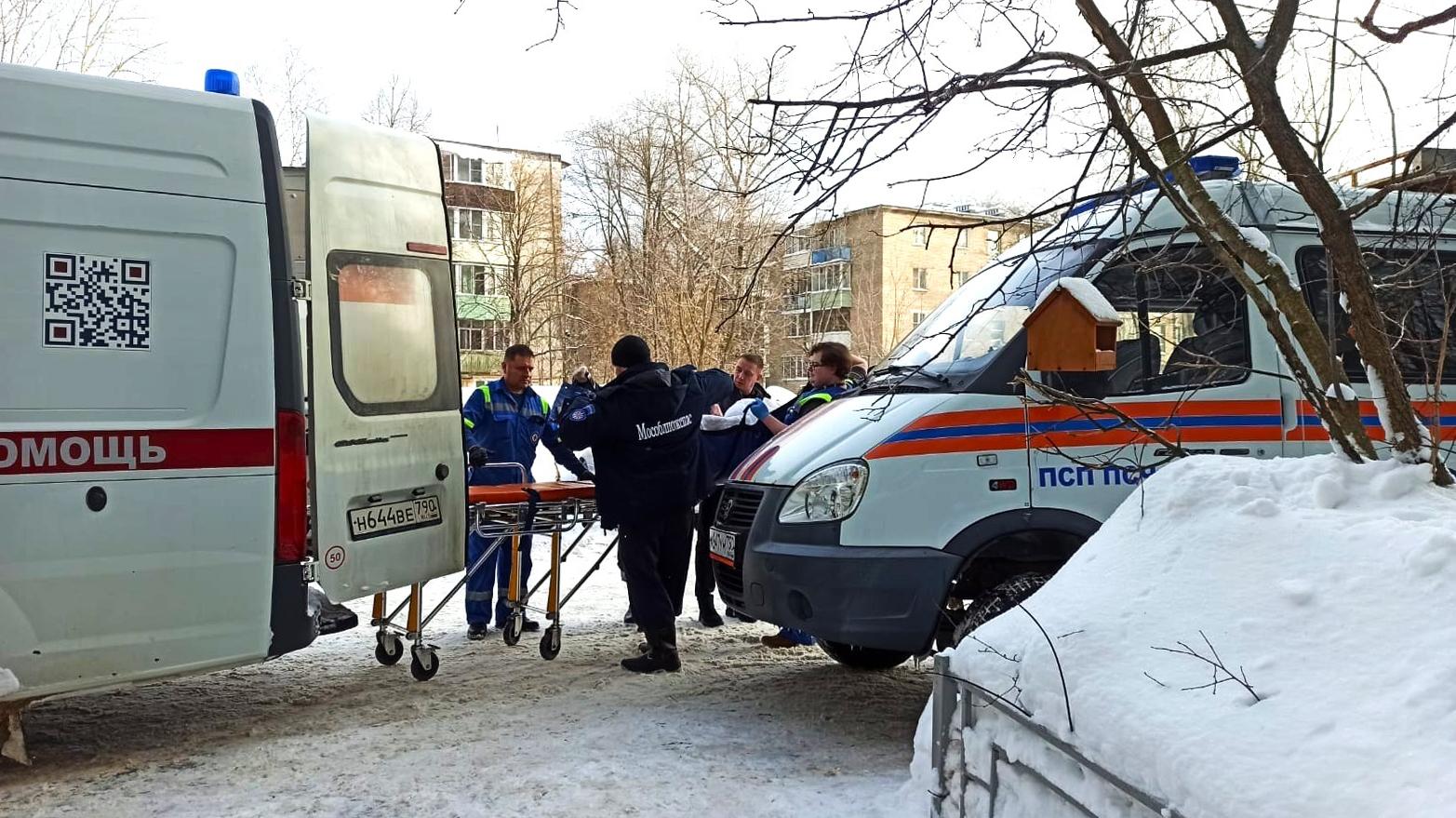 Вчера спасатели 270-й пожарно-спасательной части #Мособлпожспас помогли медикам попасть в квартиру, где находилась обездвиженная женщина.     В службу экстренных вызовов #112 обратилась жительница поселка Деденево Дмитровского округа. Женщина рассказала, что ей позвонила соседка и сообщила, что не может встать с кровати, так как у нее отказали ноги. Однако попасть к пострадавшей домой не вышло даже при наличии запасных ключей, так как дверь была заперта изнутри.     Прибыв на место вызова вместе с сотрудниками скорой помощи, спасатели специальным инструментом вытолкнули ключ, торчащий из скважины внутри квартиры, после чего открыли дверь запасным комплектом, который хранился у соседки. Осмотрев пострадавшую, медики приняли решение о госпитализации, и работники дежурной смены перенесли пенсионерку в машину скорой помощи.     "Мособлпожспас"