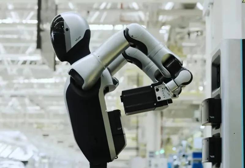 UBTech показала, как её гуманоид сам меняет батарею за пару минут и работает круглосуточно. Робот уже приглянулся автогигантам вроде Nio и BYD.