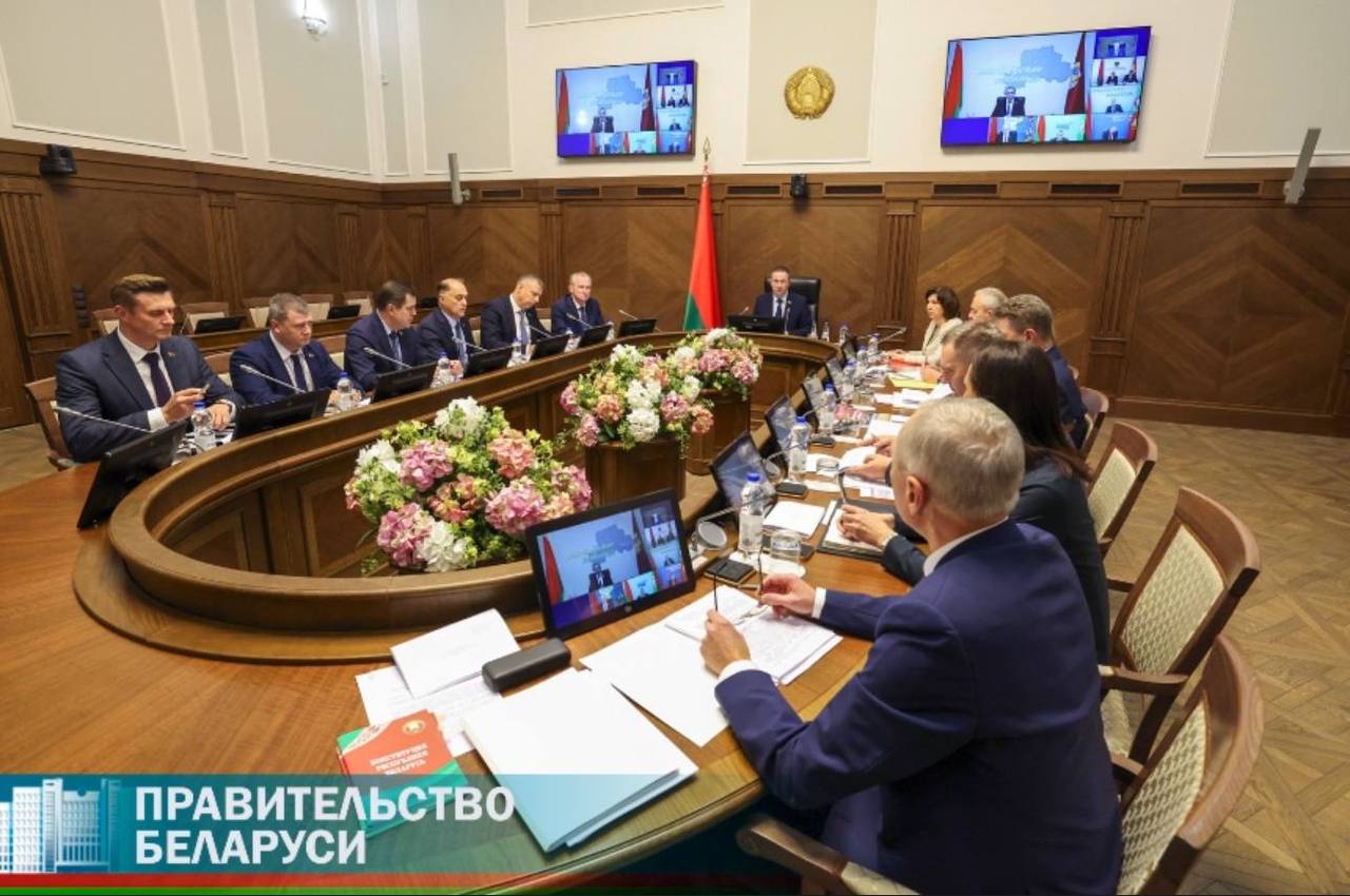 Сегодня в здании Правительства прошло заседание оргкомитета по подготовке и проведению заседаний седьмого ВНС под председательством Премьер министра Александра Турчина Председатель Всебелорусского народного собрания Александр Лукашенко поручил провести второе заседание седьмого состава ВНС 18 и 19 декабря 2025 года В соответствии с постановлением Президиума ВНС 2 от 11 февраля 2025 года был сформирован организационный комитет ответственный за подготовку и проведение мероприятия Во время заседания республиканского оргкомитета Премьер министр заявил что одним из основных вопросов на Всебелорусском народном собрании станет программа социально экономического развития на 2026 2030 годы Премьер министр возглавляет организационный комитет сформированный в феврале 2025 года В его состав вошли представители высшего руководства страны главы министерств председатели облисполкомов и Минского горисполкома а также представители других государственных органов