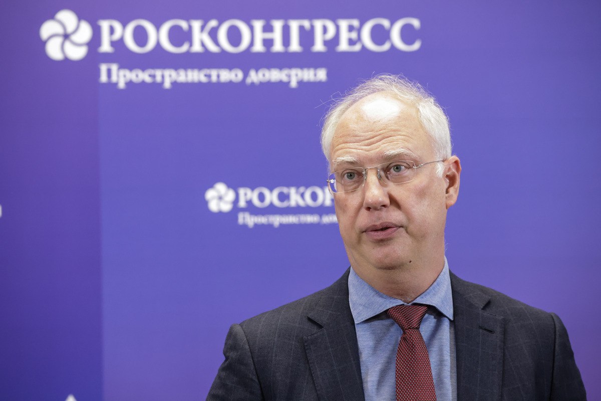 Дмитриев рассказал, когда ожидать возвращения турниров UFC в Россию Спецпредставитель президента России по инвестиционно-экономическому сотрудничеству с зарубежными странами Кирилл Дмитриев надеется, что турниры UFC вернутся в Россию в этом году. Об этом он заявил на полях Петербургского международного экономического форума ПМЭФ . «РФПИ является партнером и совладельцем UFC Russia. Надеемся, что в этом году и надеемся на бой между российскими и американскими бойцами», — сказал Дмитриев Shot. На вопрос, ждать ли уже в этом году возвращение, Дмитриев ответил: «Еще мы дискутируем, когда именно, но надеемся, что в этом году все это произойдет». В апреле Дмитриев говорил, что ведется работа над возобновлением проведения турниров UFC в России. Глава UFC Дэйна Уайт подтвердил, что переговоры о возвращении турниров промоушена в Россию действительно идут. Global Look Press Подписаться на «РБК Спорт»