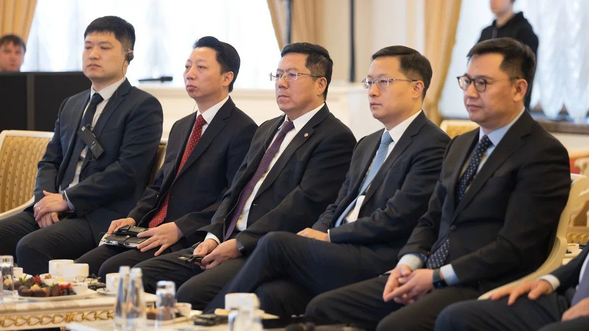 Китайская PowerChina может построить «ЯрПарк» в Казани Крупнейшая госкорпорация Китая PowerChina ведёт переговоры о генподрядной роли в проекте многофункционального комплекса «ЯрПарк» на берегу Казанки. О проекте: Площадь: 300 000+ м² Локация: р-н ул. Сибгата Хакима Объекты: — Гостиница и апартаменты — Офисный центр — Торгово-выставочный молл — Конгресс-площадки — Благоустроенная набережная Детали переговоров: • Встречи мэра Ильсура Метшина и главы АИР РТ Талии Минуллиной с делегацией PowerChina; • Партнёр проекта — KravtGroup инвестор ; • Срок сдачи: 2028 год предварительно . О PowerChina: — №1 в мире по энергостроительству; — Реализовала: Аэропорты Пекина и Дохи, ВСМ «Пекин—Шанхай», ГЭС «Три ущелья»; — 531 филиал в 122 странах. Соглашение о намерениях планируют подписать в ближайшее время. Фото: пресс-служба мэрии Казани