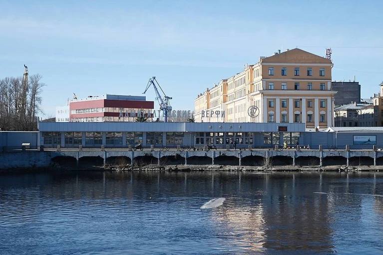 Китайцы построят новый концертный зал на месте Адмиралтейских верфей Глава ВТБ Андрей Костин рассказал о проекте грандиозного концертного зала на Ново Адмиралтейском острове По его словам на конкурсе победила заявка от архитекторов и Китая Концертный зал должен иметь оркестровую яму для того чтобы в нем можно было бы давать оперу или балет Сейчас идёт только проработка этого проекта План планировки и всё остальное должно быть разработано и утверждено городом сообщил Костин Основную площадь освобождённого от завода Ново Адмиралтейского острова займёт жильё Как ранее сообщала КП Петербург власти города планируют протянуть новый мост который соединит эту территорию с Васильевским островом Алексей Булатов Читай нас в MAX Подпишись на Комсомольскую правду СПб