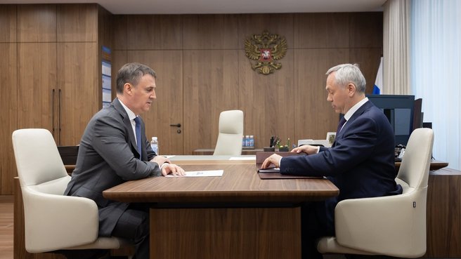 Патрушев попросил Травникова уделить внимание безработице Вице-премьер РФ Дмитрий Патрушев встретился с губернатором Новосибирской области Андреем Травниковым «Единая Россия» . «Дмитрий Патрушев отметил, что региону следует уделить особое внимание повышению доходов населения, созданию высокопроизводительных рабочих мест, снижению уровня безработицы», — говорится в отчёте федерального правительства. По версии кабмина, «экономика Новосибирской области динамично развивается». В частности, растёт производство в металлургии, фармацевтике и сельском хозяйстве, кроме того выросли расходы бюджета на социальную сферу, отметили в пресс-службе правительства. Подписаться Прислать новость Помочь бустами