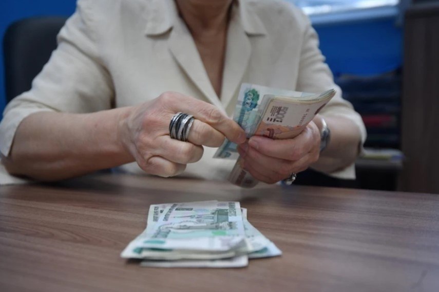 Саратовцам рассказали о правилах надбавки к пенсии По информации местного отделения Социального фонда России, около 75 тыс. граждан старше 80 лет получают увеличенные пенсионные выплаты. Большинство надбавок назначаются автоматически. Например, неработающие пенсионеры получают доплату до уровня прожиточного минимума без необходимости подавать заявление. Увеличенная пенсия по возрасту полагается после достижения 80 лет или при установлении первой группы инвалидности. Также надбавки получают пенсионеры, живущие в районах Крайнего Севера и имеющие соответствующий стаж работы. По заявлению назначаются: профессиональная доплата к пенсии лицам, выработавшим специальный стаж ; надбавка к пенсии сельским пенсионерам при назначении учитывается работа в колхозах, совхозах, предприятиях животноводства, рыболовства ; доплата за детей на иждивении. Прислать новость