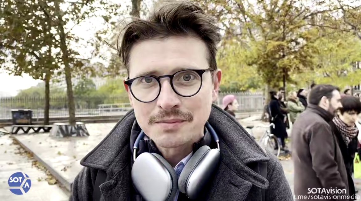 К 1 году и 4 месяцам колонии заочно приговорили ведущего Дождя Дениса Катаева из за постов без иноагентских плашек Мировая судья Лела Кокая признала Дениса Катаева виновным по статье об уклонении от исполнения обязанностей иностранного агента и назначила ему год и четыре месяца колонии заочно пишет Медиазона Прокуратура запрашивала Катаеву полтора года колонии Журналисту вменили публикацию двух постов в личном телеграм канале от сентября 2025 года без иноагентской плашки Сотрудница РКН в суде говорила что перед составлением протоколов за отсутствие плашек ведомство проверяет посты иноагентов о своем статусе чтобы понять знают ли они о нем отмечает Медиазона Минюст включил Катаева в реестр иноагентов в сентябре 2023 года В ноябре прошлого года журналиста объявили в розыск Скриншот SOTAvision