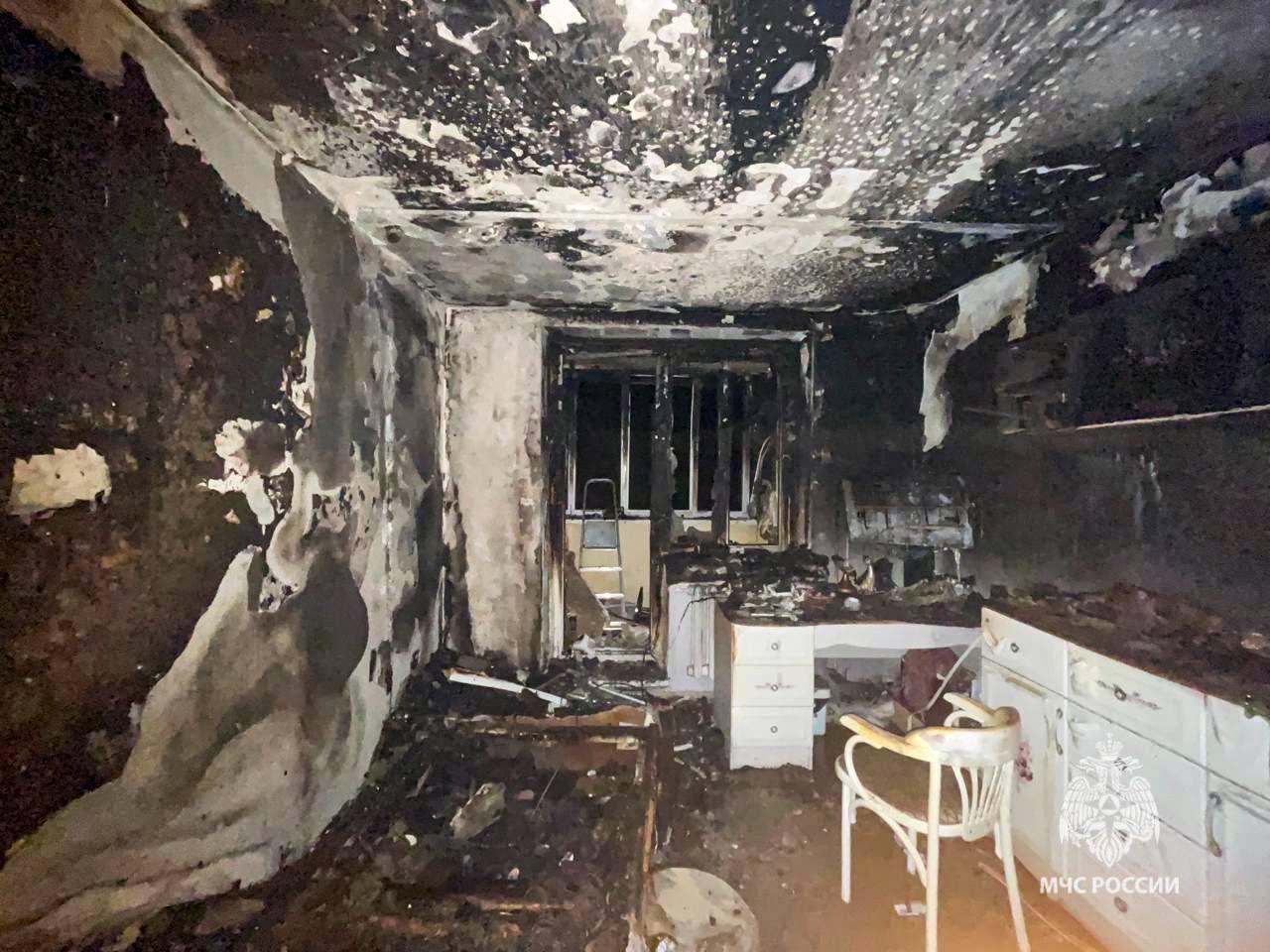 В Чайковском из-за пауэрбанка сгорела квартира Жители оставили устройство на зарядке без присмотра. Оказалось, что оно было неисправным. Огонь охватил квартиру на площади 15 кв. метров. В результате происшествия сгорели мебель и стены. К счастью, никто не пострадал. Не оставляйте включенными приборы без присмотра, предупреждает МЧС. Подпишись на «КП-Пермь»